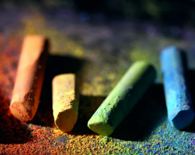 6 pieces of colourful chalk in rainbow order